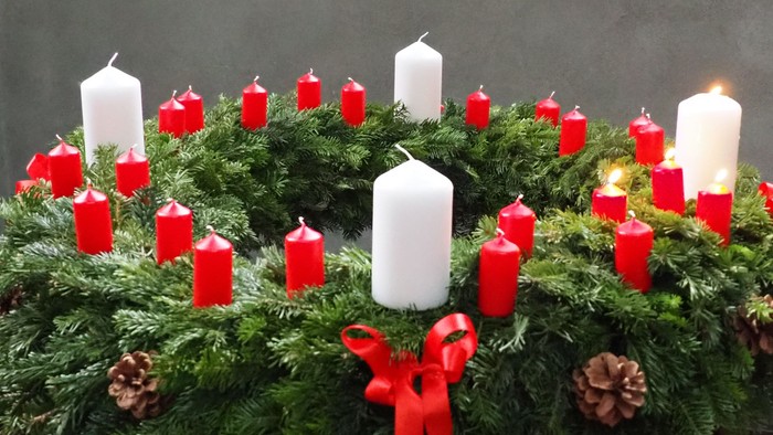 Weihnachtsdekoration mit Tannenzweigen, roten und weißen Kerzen