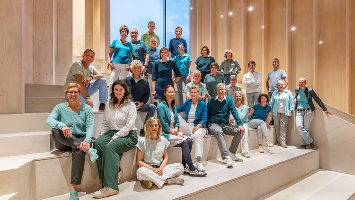 Rund 20 Sängerinnen und Sänger des Chores Vocal inTakt posieren auf der Empore der Immanuel-Kirche