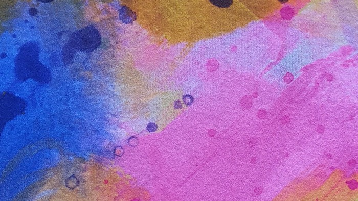 Abstraktes Aquarell mit lebendigen Pink-, Blau- und Gelbtönen und organischer, gespritzter Textur.