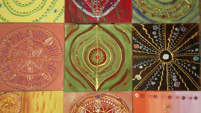 Neun lebendige abstrakte Gemälde in einem 3x3-Raster angeordnet, jedes mit komplexen Mustern und leuchtenden Farben.