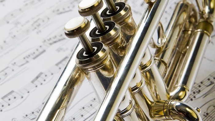 Nahaufnahme einer Trompete auf Notenblättern