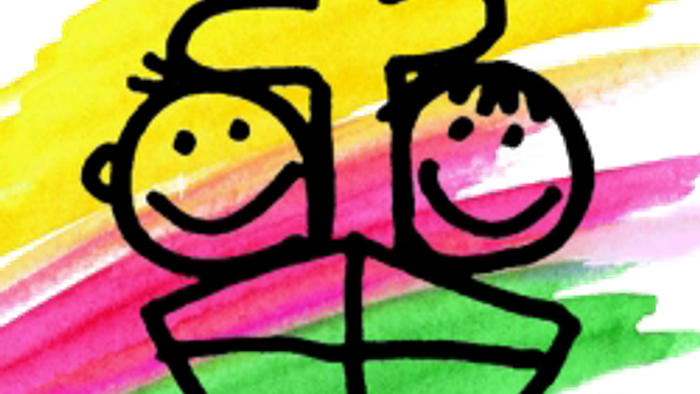 Zwei Kinder beten vor einem Kreuz in einem Boot