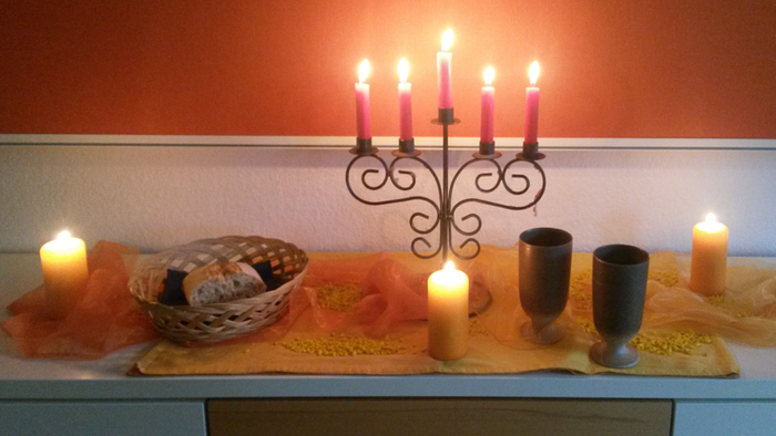 Ein Tisch mit Kerzen, einem Korb und einem Kandelaber