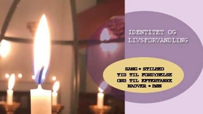 En stille og lysefuld kirkeinterior med lysende lysstake og en tekst om identitet og livsforandring.