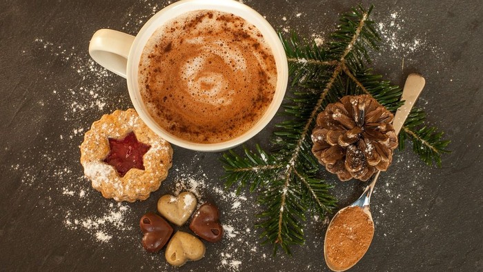 Weihnachtliche Szene mit Kaffee, Keksen und Tannenzapfen