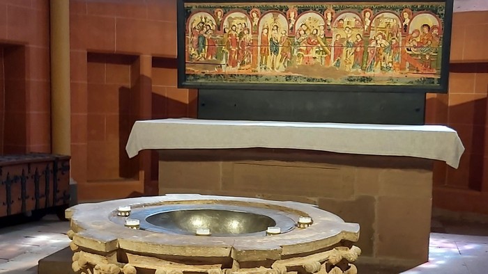 Kirchenaltar mit aufwendigen Schnitzereien und bunten Glasfenstern.