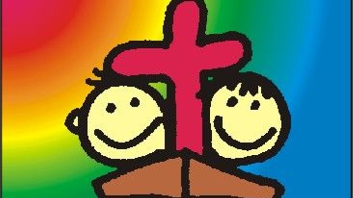 Zwei Kinder halten ein Kreuz in einem Boot, mit farbenfrohem Hintergrund und deutschem Text darunter.