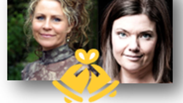 To kvinder smiler, med et gult blomstermønster imellem dem.