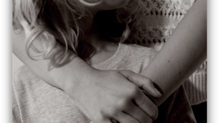 Et ømt favntag mellem to mennesker i en hyggelig, intim stemning.