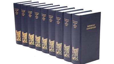 En række blå bogudgaver med guldindtryk og katteillustrationer.