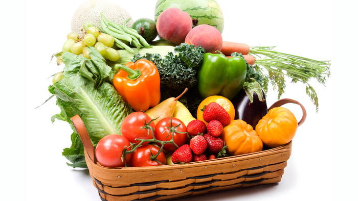 Un panier rempli de divers légumes et fruits frais.