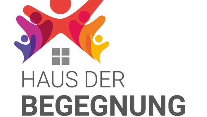 Das Logo zeigt eine farbenfrohe Gemeinschaftshand unter einem Haussymbol mit dem Text
