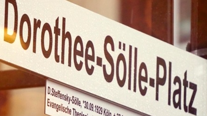 Straßenschild mit der Aufschrift "Dorothee-Sölle-Platz"