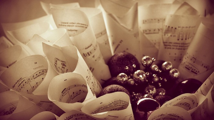 Papirkoner med noter og glitrende kugler