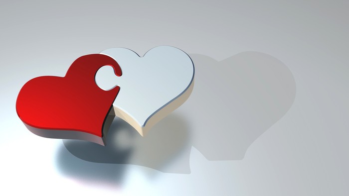 Zwei Puzzle-Formen mit zwei Herzen