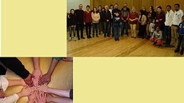 Ein Gruppenfoto von Menschen in einem Raum und eine Nahaufnahme von Händen, die sich berühren