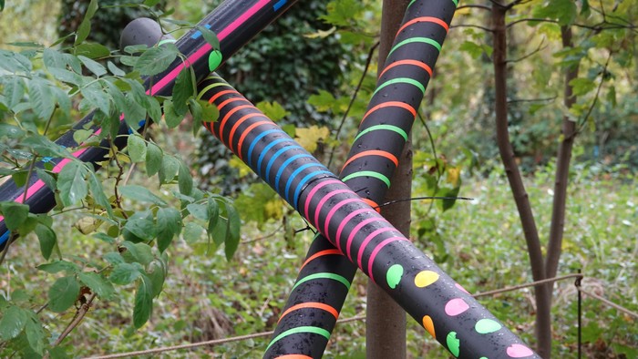 Bunte Pfähle in einer Gartenanlage