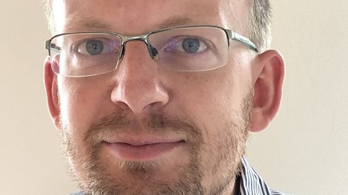 Middelaldrende mand med briller og skæg.