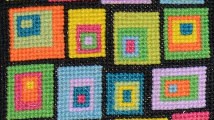 Billedet viser farverige, geometriske mønstre i kvadrater på sort baggrund