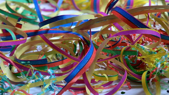 Bunte Papierstreifen durcheinander auf weißer Oberfläche