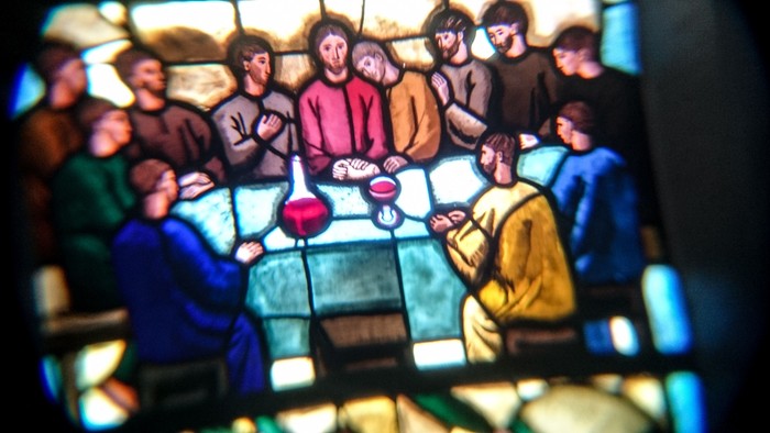 Glassmaleri af Jesus og hans disipler ved bordet