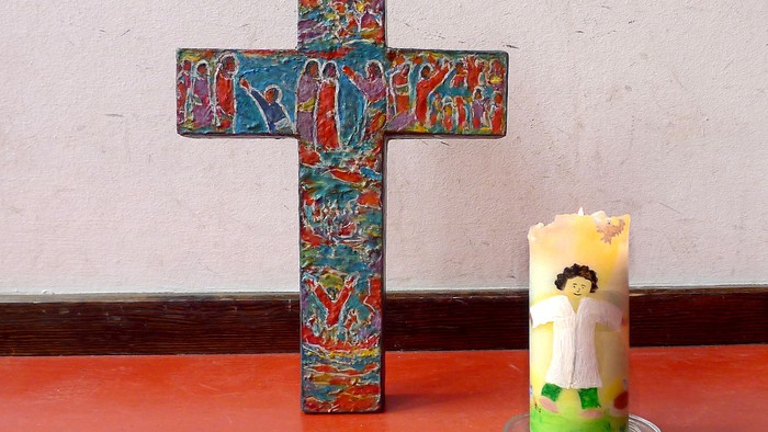 Kreuz und Kerze des Kindergottesdienstes