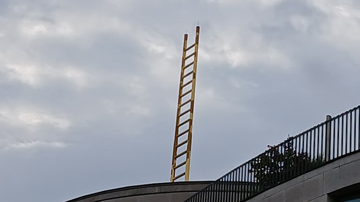 Eine goldene Leiter ragt in den Himmel