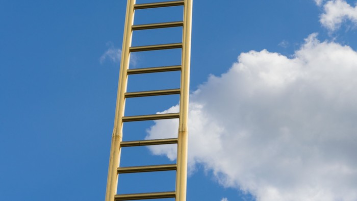 Eine goldene Leiter ragt in den HImmel