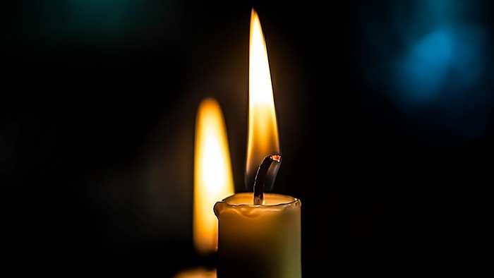 To lysende lygter i mørke rum