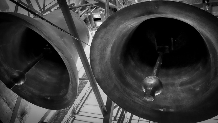 Store klokker, der hænger i et tårn.