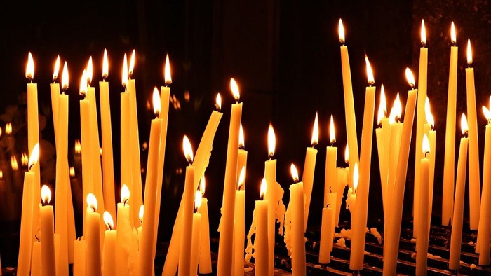 En del lysende stearinkerler i mørke omgivelser