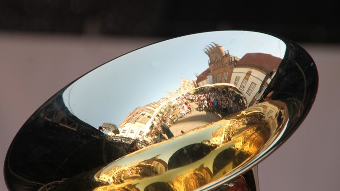 Spiegelung eines Gebäudes in einer Schale