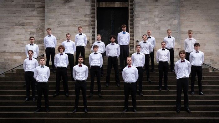 Clemens Knejterne står på trappen foran Skt. Lukas Kirke i Århus