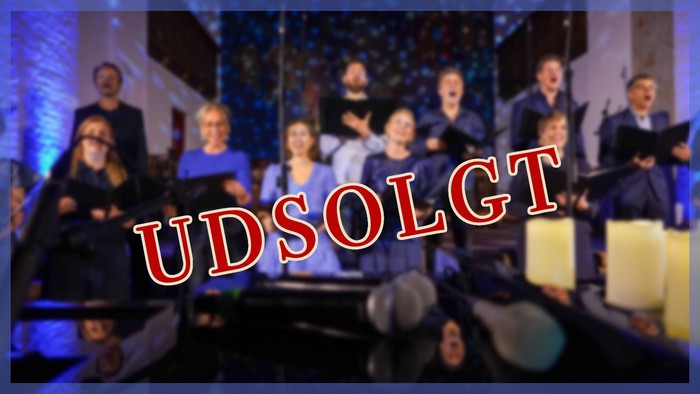 En korgruppe optræder på scenen med ordet 