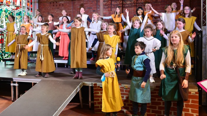 Kinder in farbenfrohen Kleidern feiern fröhlich in einem Raum