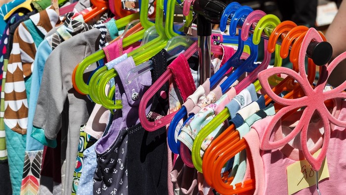 Bunte Kleiderbügel mit verschiedenen T-Shirts