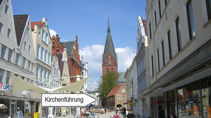 Blick auf die Kirche St. Marien zu Flensburg von der Großen Straße aus