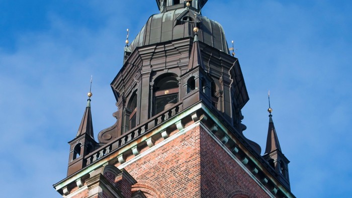 Tårn med spire og flagg.