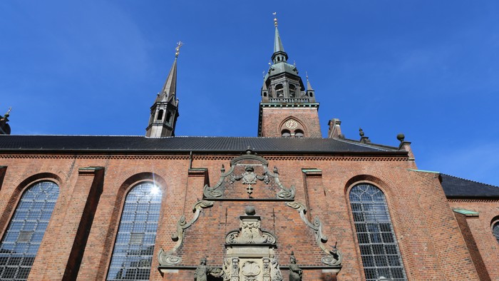 Bygning med to spirer og stor fontæne foran