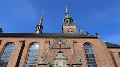 Bygning med to spirer og stor fontæne foran