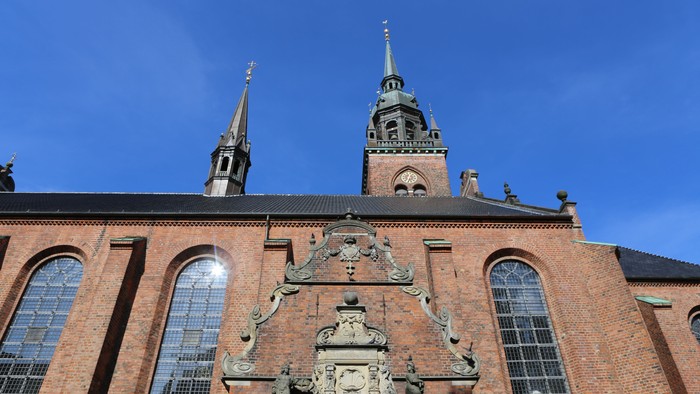 Bygning med to spirer og stor fontæne foran