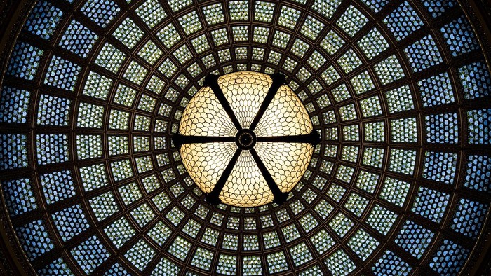 Stained glass vindues i kuppelform med blå og gule farver