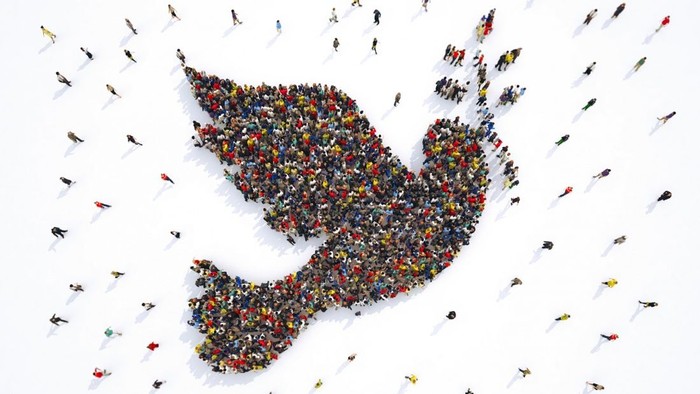 Viele Menschen bilden eine Taube