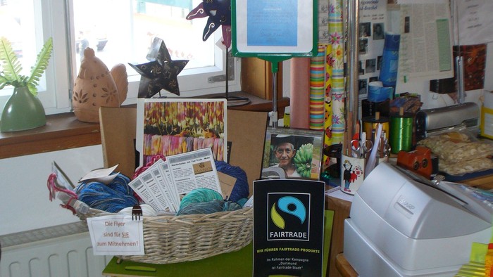 Büro mit grünem Gepa-Kühlschrank, diversen Utensilien und Fenster