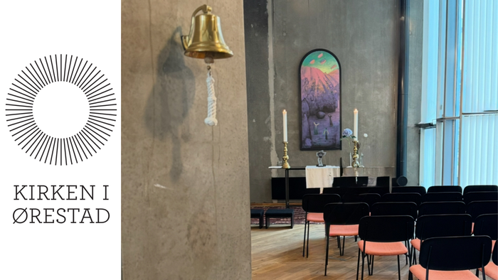 Moderne kirkeinteriør med kirkebænke, alter, klokke og abstrakt glasmosaikvindue mærket