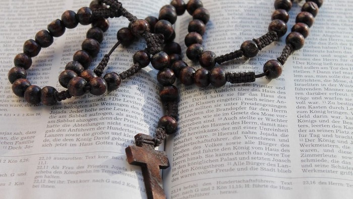 Rosenkranz liegt auf Bibel