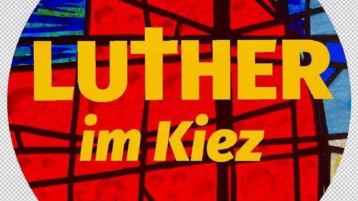 Das Bild zeigt ein farbenfrohes Buntglasfenster mit dem Text 