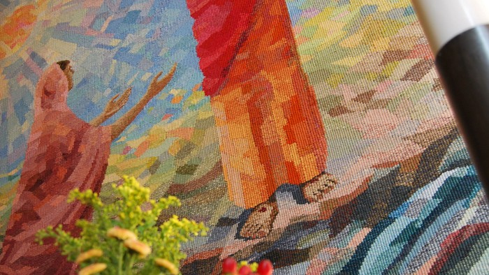 Religiøst maleri med blomster i forgrunden