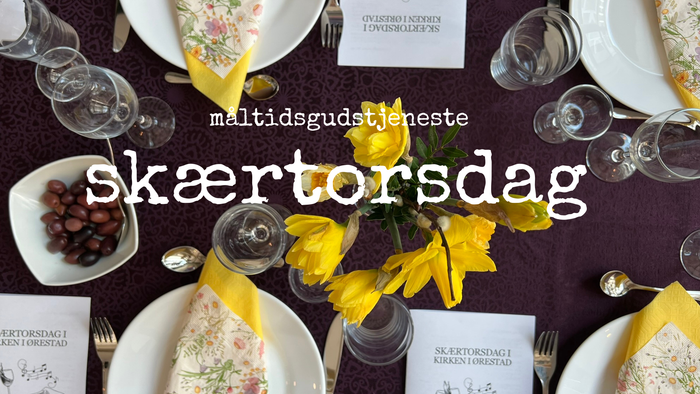 Et festligt bordopsætning til Skærtorsdag med gule blomster, plads kort og traditionelle retter.