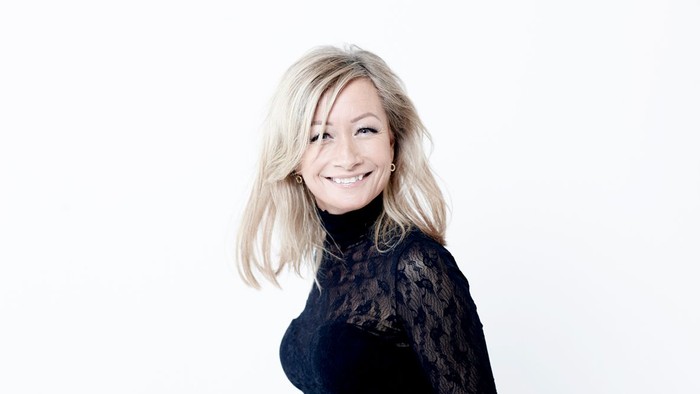 Maria Montell i sort bluse